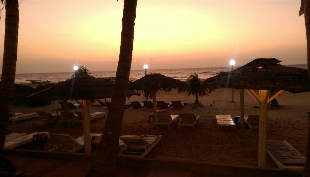 Lanka Beach Hotel Ettukala Esterno foto